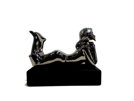 Scultura in resina "Ragazza sdraiata"