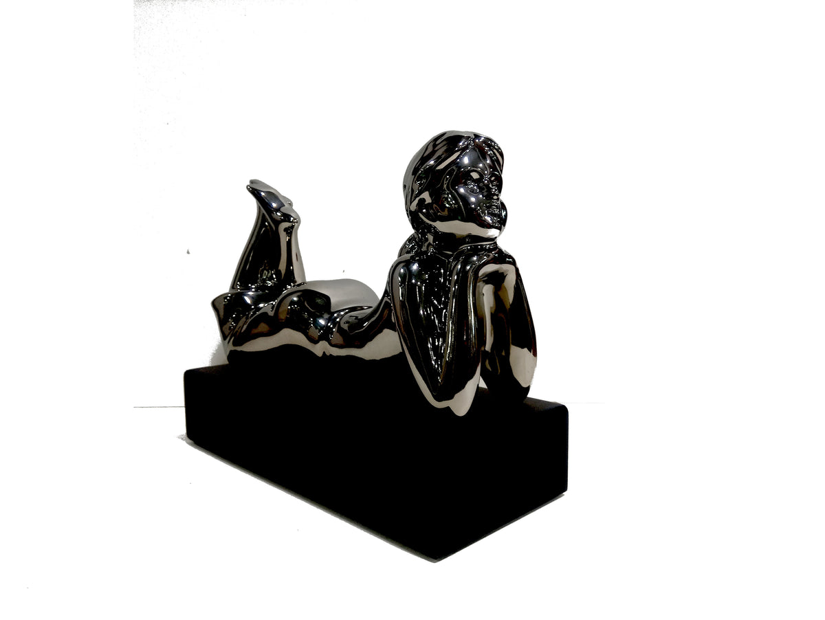 Scultura in resina "Ragazza sdraiata"