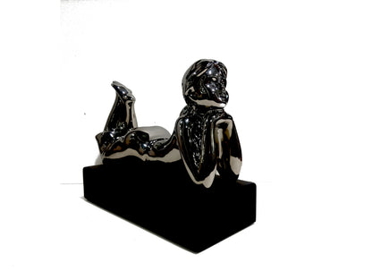 Scultura in resina "Ragazza sdraiata"