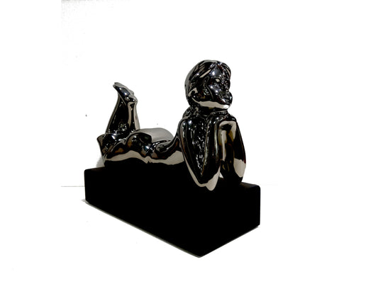Scultura in resina "Ragazza sdraiata"