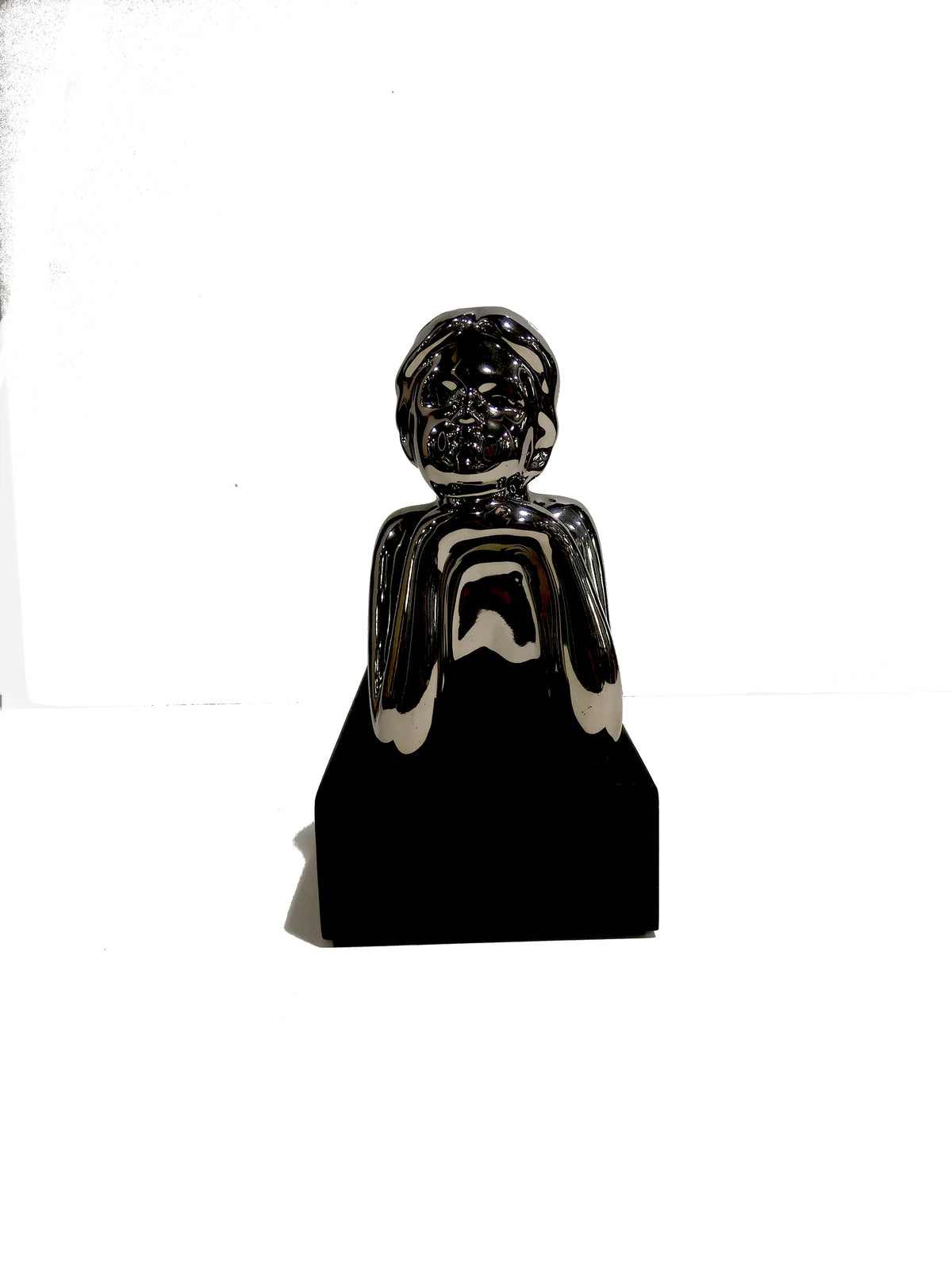 Scultura in resina "Ragazza sdraiata"