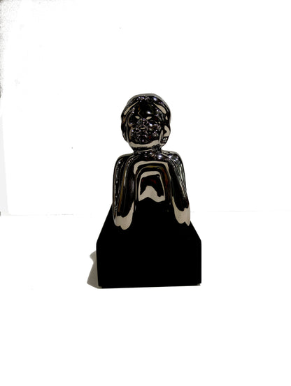 Scultura in resina "Ragazza sdraiata"