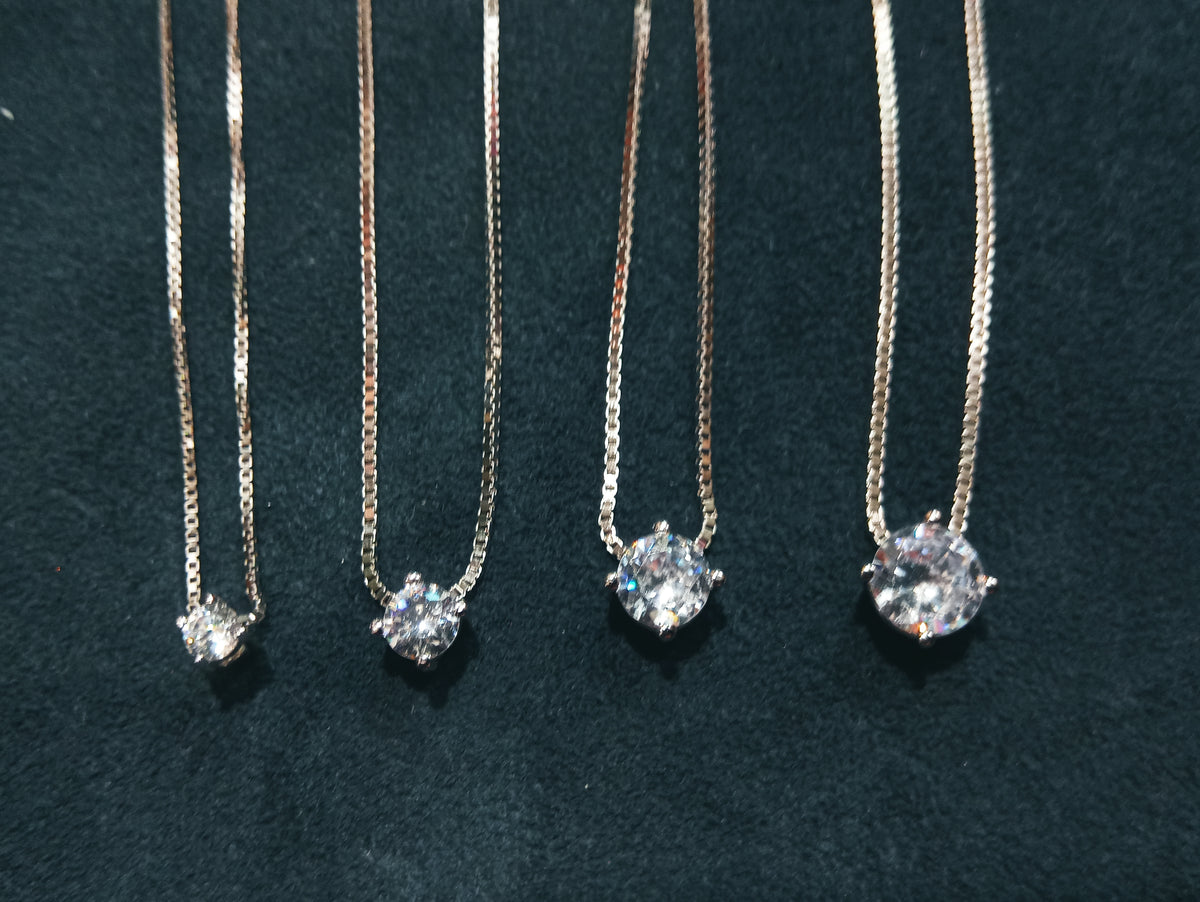 Girocollo in argento con punto luce (disponibile in diverse carature)