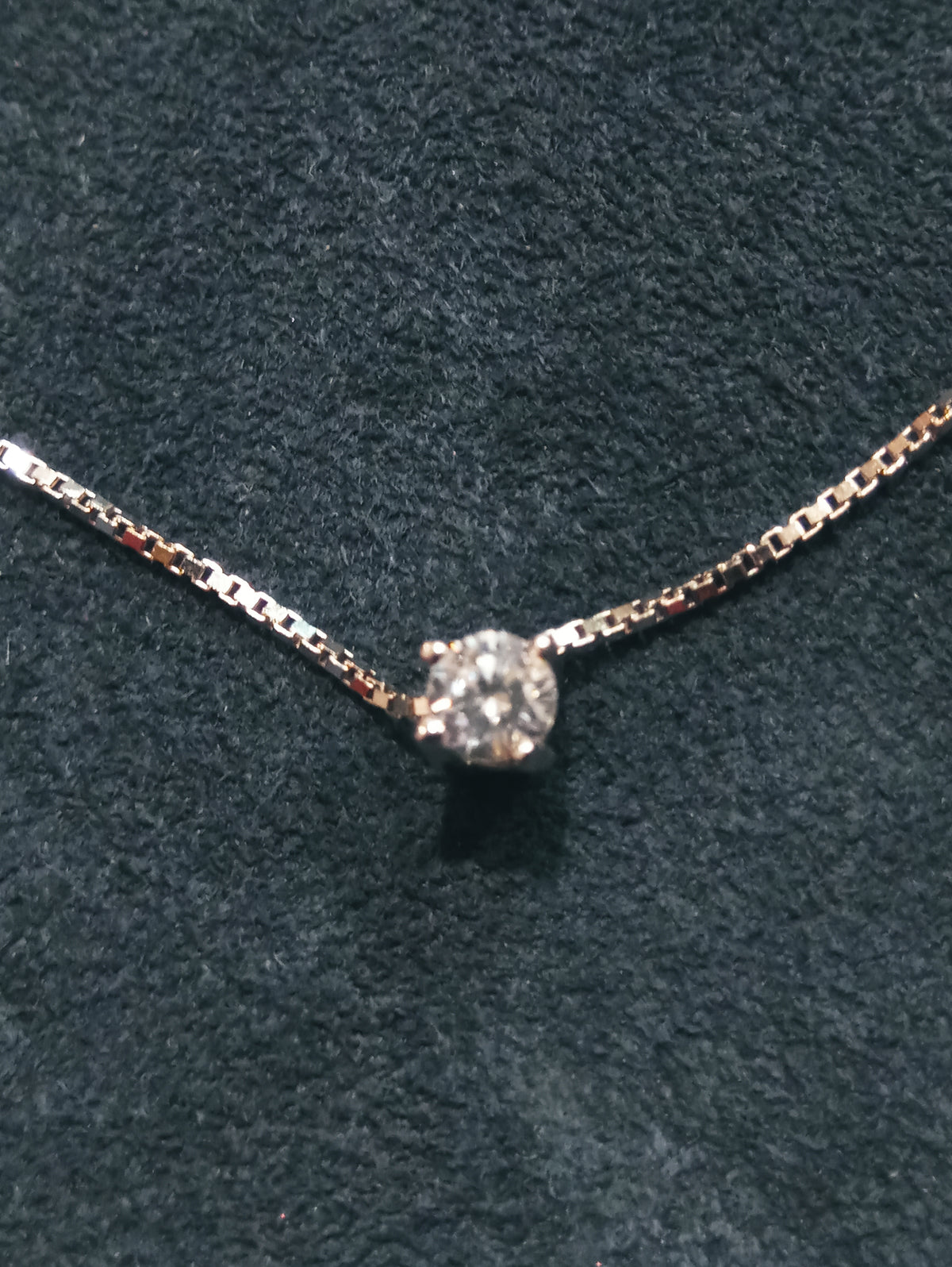 Girocollo in argento con punto luce 0,04 ct dettaglio