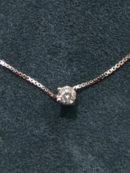 Girocollo in argento con punto luce 0,04 ct dettaglio