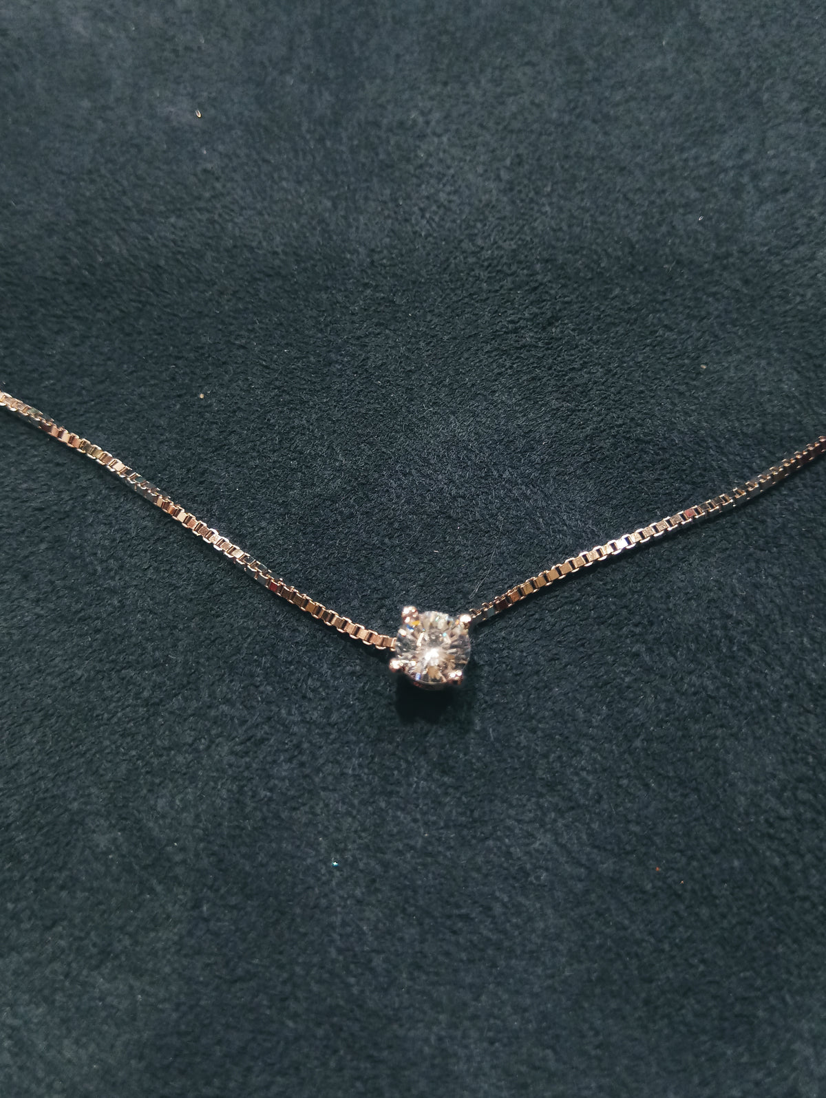Girocollo in argento con punto luce 0,03 ct dettaglio pietra