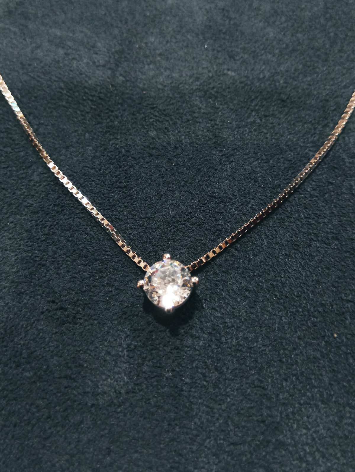 Girocollo in argento con punto luce 0,05 ct dettaglio pietra
