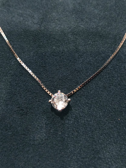 Girocollo in argento con punto luce 0,05 ct dettaglio pietra