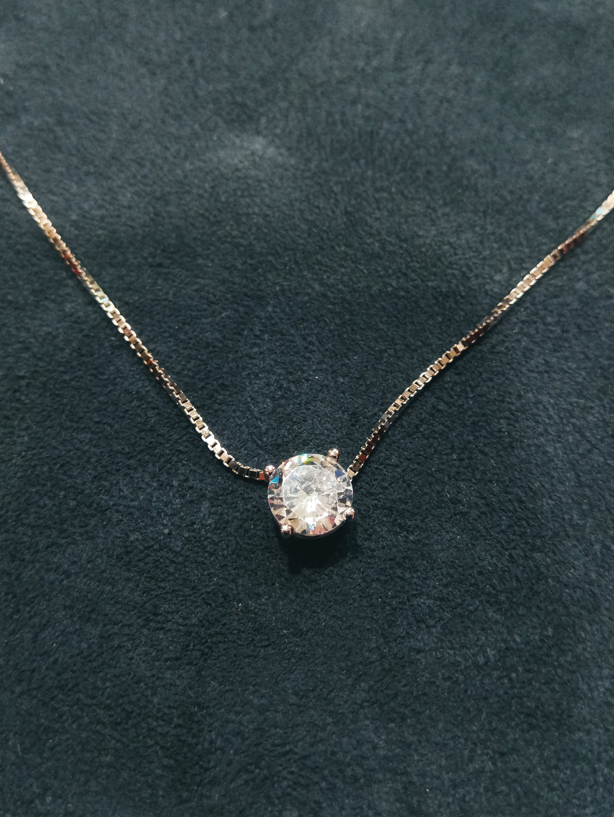 Girocollo in argento con punto luce 0,06 ct dettaglio pietra