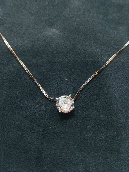 Girocollo in argento con punto luce 0,06 ct dettaglio pietra