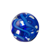 Carica l&#39;immagine nel visualizzatore di Gallery, Fermacarte globulare in vetro con decorazione a nastri blu small
