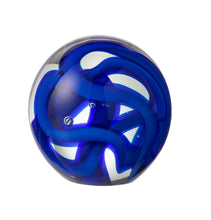 Carica l&#39;immagine nel visualizzatore di Gallery, Fermacarte globulare in vetro con decorazione a nastri blu medium
