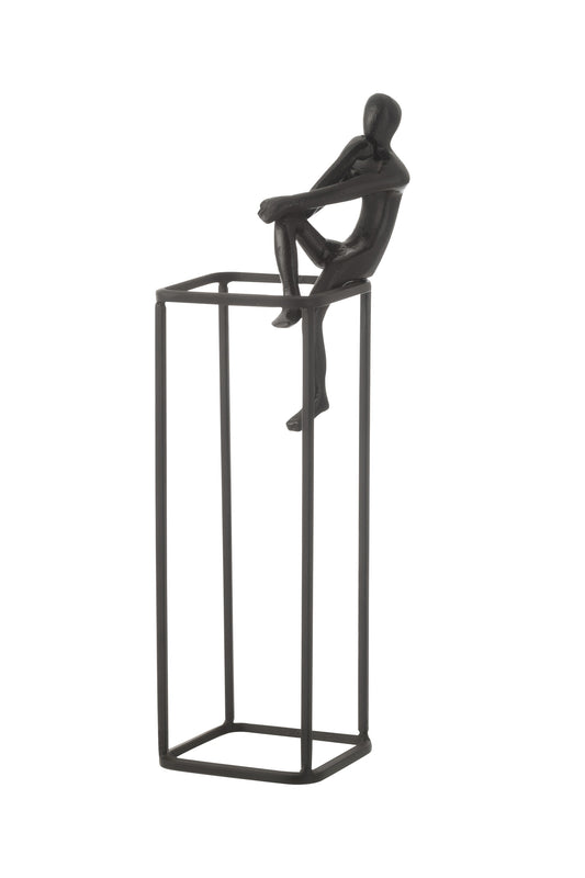 Scultura in alluminio brunito "Pensoso su cubo"