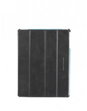 Carica l'immagine nel visualizzatore di Gallery, Custodia patta pieghevole per IPad2 e nuovo IPad in pelle Bluesquare Piquadro (disponibile in diversi colori)
