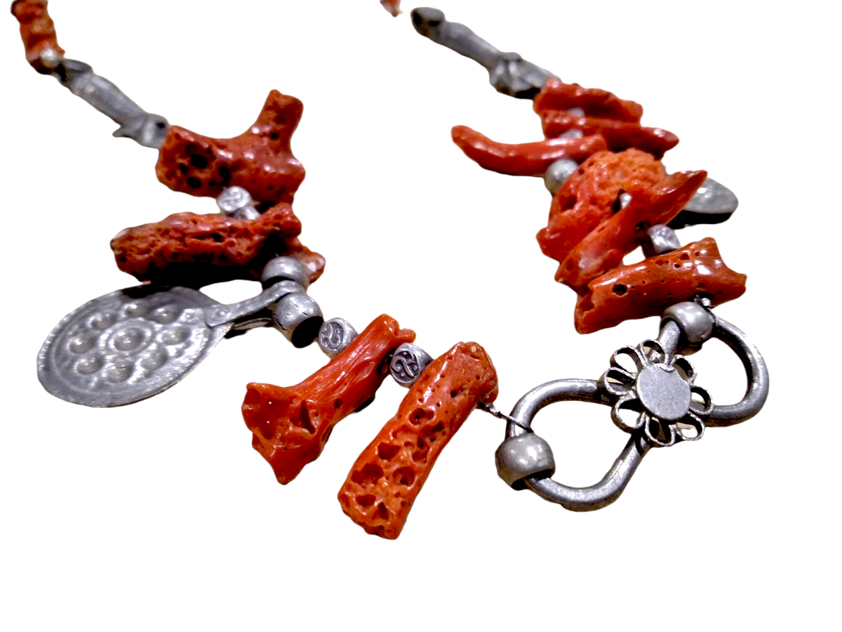 Collana lunga con radici di corallo e elementi stampigliati in argento
