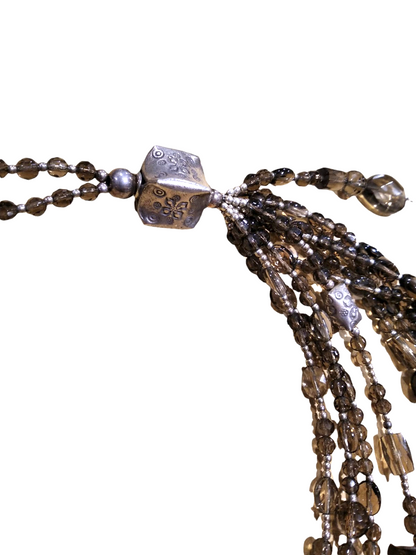 Collana lunga in quarzo fumè con ciondolo charms e elementi in argento