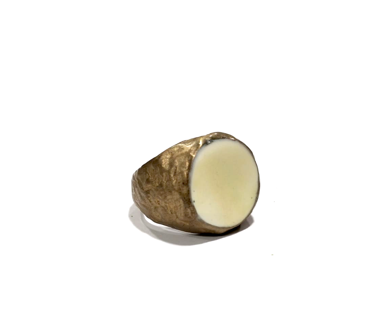 Anello in ottone e pasta vitrea avorio