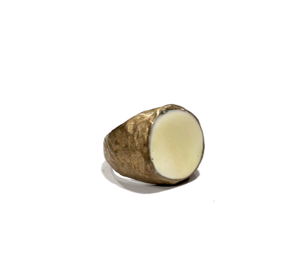 Anello in ottone e pasta vitrea avorio
