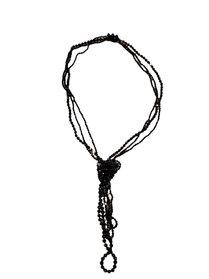 Collana centoperle a quattro fili con nodo in pietre nere sfaccettate