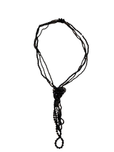 Carica l&#39;immagine nel visualizzatore di Gallery, Collana centoperle a quattro fili con nodo in pietre nere sfaccettate
