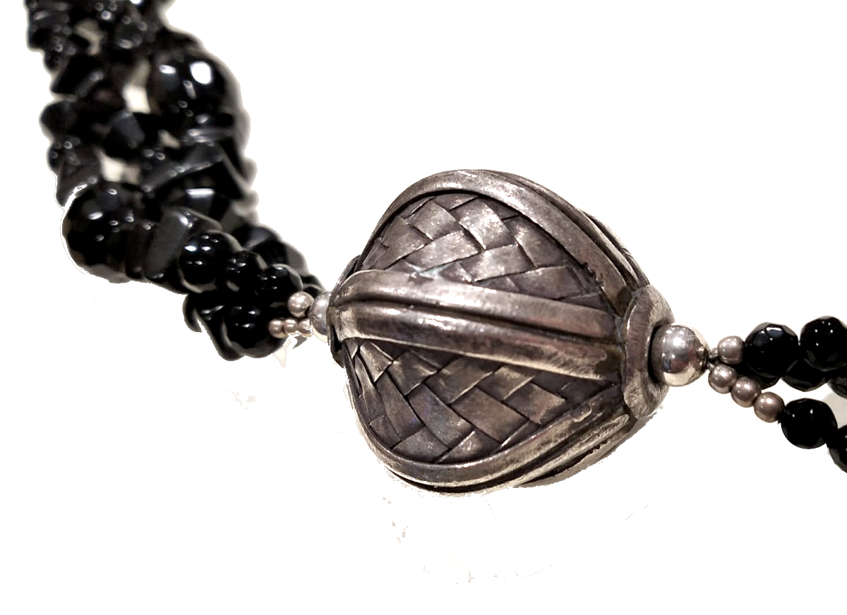 Collana in onice con elementi a cipolla in argento lavorato