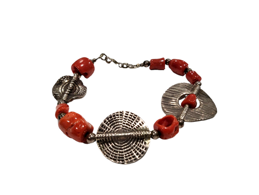 Bracciale in corallo con elementi in argento