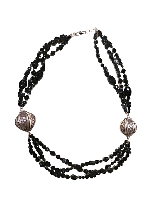 Collana in onice con elementi a cipolla in argento lavorato
