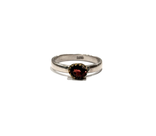 Anellino in argento e ottone con castone ovale in granatina