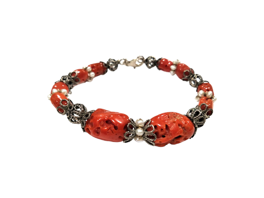 Bracciale semirigido in corallo e perle con elementi in argento