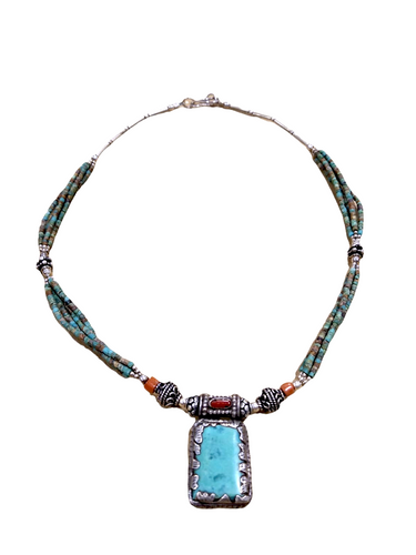 Collana girocollo con pendente in turchese con elementi in corallo e argentoù