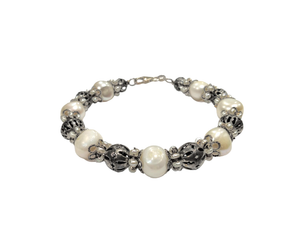 Bracciale semirigido in perle con elementi in argento