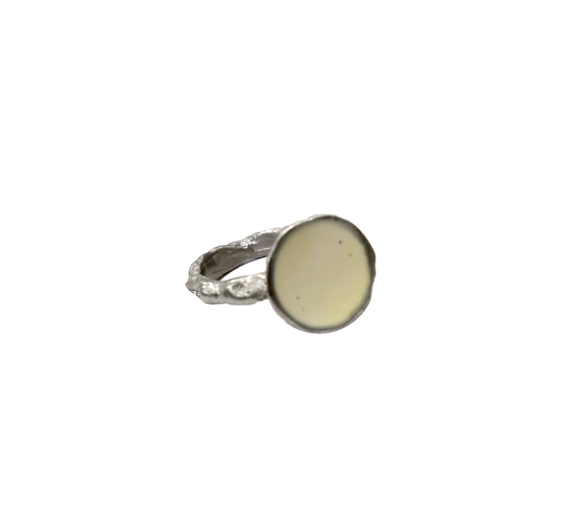 Anello in ottone e pasta vitrea  avorio