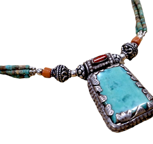 Collana girocollo con pendente in turchese con elementi in corallo e argento