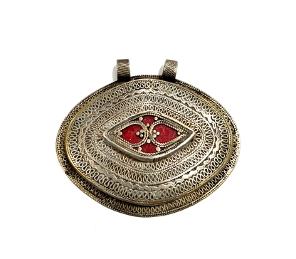 Pendente in argento a medaglione cesellato con corallo