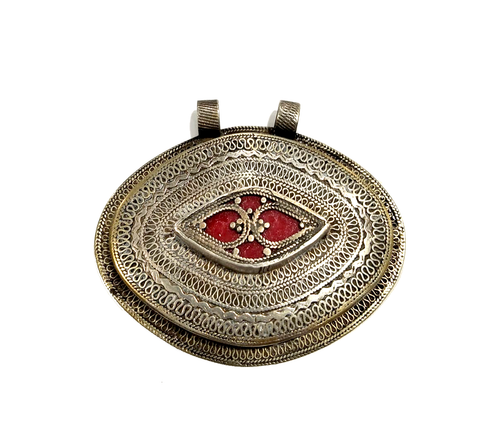 Pendente in argento a medaglione cesellato con corallo