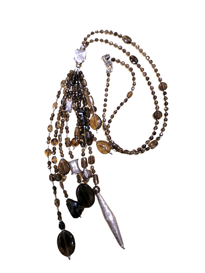 Collana lunga in quarzo fumè con ciondolo charms e elementi in argento
