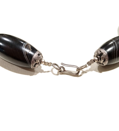 Collana girocollo in agata nera striata con elementi in argento