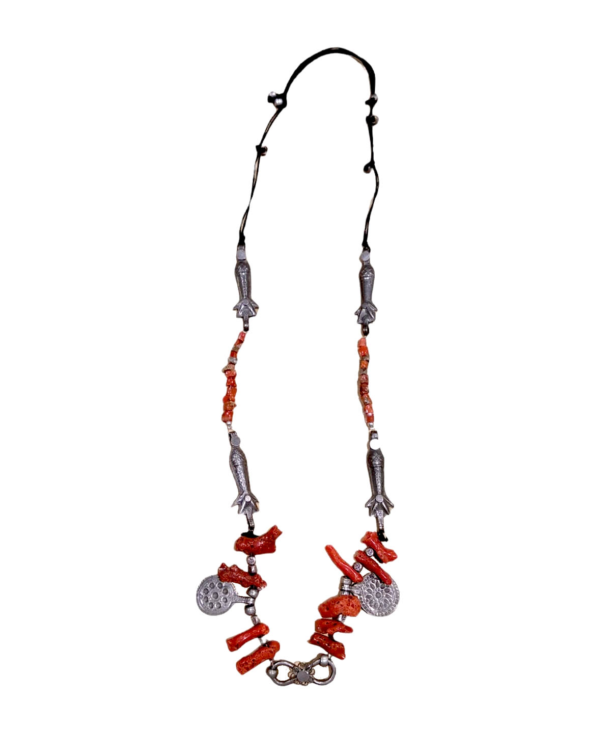 Collana lunga con radici di corallo e elementi stampigliati in argento