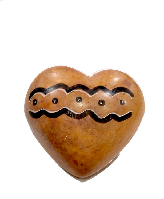 Cuore fermacarte in pietra saponaria con motivo ad onde
