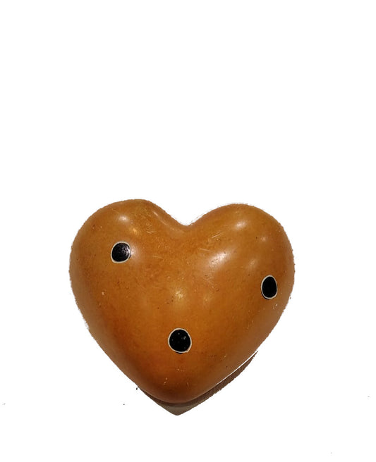 Cuore fermacarte in pietra saponaria con motivo puntinato
