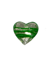 Carica l&#39;immagine nel visualizzatore di Gallery, Cuoricini in vetro colorato  verde striato
