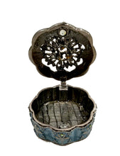 Carica l&#39;immagine nel visualizzatore di Gallery, Scatolina in metallo con pietre e smalto celeste
