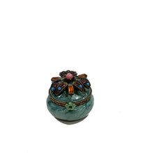 Carica l&#39;immagine nel visualizzatore di Gallery, Scatolina portapillole in metallo smaltato con decorazione con pietre multicolori
