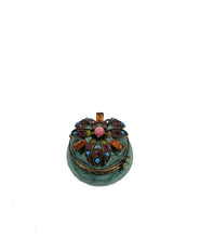 Carica l&#39;immagine nel visualizzatore di Gallery, Scatolina portapillole in metallo smaltato con decorazione con pietre multicolori
