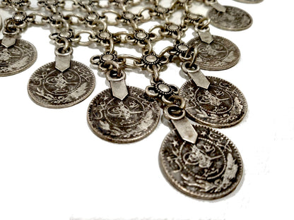 Collana a maglia in Zama con pendenti moneta