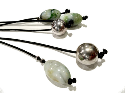 Collana a cravatta in caucciù, metallo e pietre dure