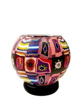 Carica l&#39;immagine nel visualizzatore di Gallery, Lampada in vetro colorato con base in legno patchwork rosa
