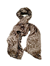 Carica l&#39;immagine nel visualizzatore di Gallery, Sciarpa foulard in cotone e seta fantasia Cashmere Enrico Coveri marrone
