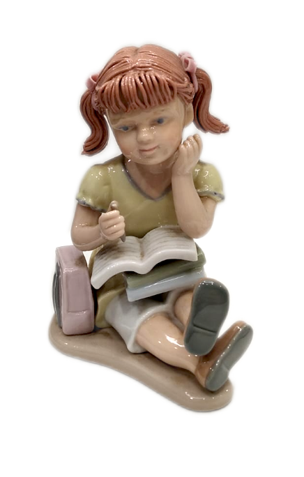 Statuina in ceramica smaltata "Bimba che studia"