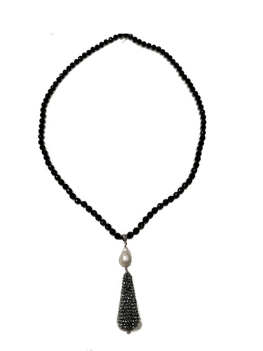 Collana in pietre dure con pendente in sferette sfaccettate e perla